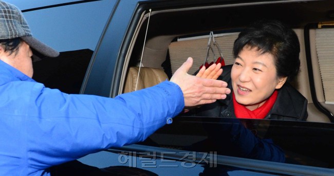 새누리당  박근혜 후보가  19일 서울 언주중학교에서 투표를 마치고  차에  올라 지지자를 향해  손을 내밀고 있다. 박해묵 기자/mook@heraldcorp.com
새누리당  박근혜 후보가  19일 서울 언주중학교에서 투표를 마치고  차에  올라 지지자를 향해  손을 내밀고 있다. 박해묵 기자/mook@heraldcorp.com