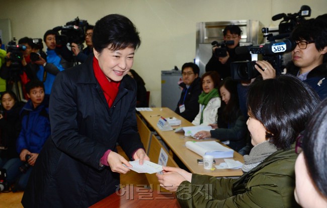 새누리당  박근혜 후보가  19일 서울 언주중학교에서 투표를   위해 용지를 받고  있다. 박해묵 기자/mook@heraldcorp.com
새누리당  박근혜 후보가  19일 서울 언주중학교에서 투표를   위해 용지를 받고  있다. 박해묵 기자/mook@heraldcorp.com
