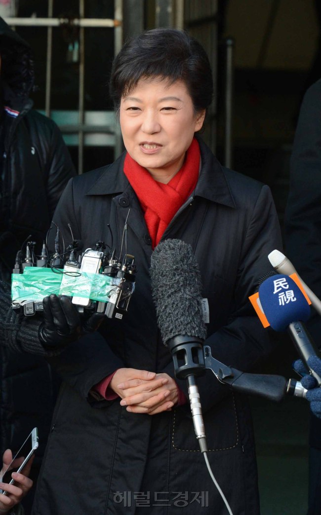 대통령 선거일인 19일 오전 박근혜 대통령후보가 서울 삼성동 연주중학교에서 투표를 마치고 기자들의 질문에 답하고 있다. 박해묵 기자/mook@heraldcorp.com
대통령 선거일인 19일 오전 박근혜 대통령후보가 서울 삼성동 연주중학교에서 투표를 마치고 기자들의 질문에 답하고 있다. 박해묵 기자/mook@heraldcorp.com