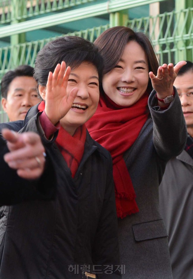 대통령 선거일인 19일 오전 박근혜 대통령후보가 서울 삼성동 연주중학교에서 투표장에 들어서던 중 지지자들에게 손을 흔들고 있다. 박해묵 기자/mook@heraldcorp.com
대통령 선거일인 19일 오전 박근혜 대통령후보가 서울 삼성동 연주중학교에서 투표장에 들어서던 중 지지자들에게 손을 흔들고 있다. 박해묵 기자/mook@heraldcorp.com