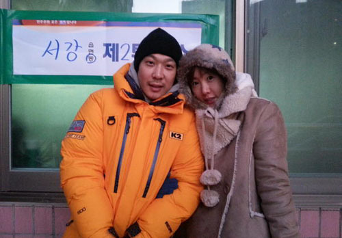 S. Korean entertainer couple Haha and Byul pose in front of a polling place in Seoul. (Twitter)
