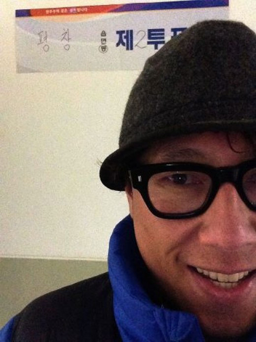 S. Korean entertainer Yoon Jong-shin poses in front of a polling place in Seoul. (Twitter)