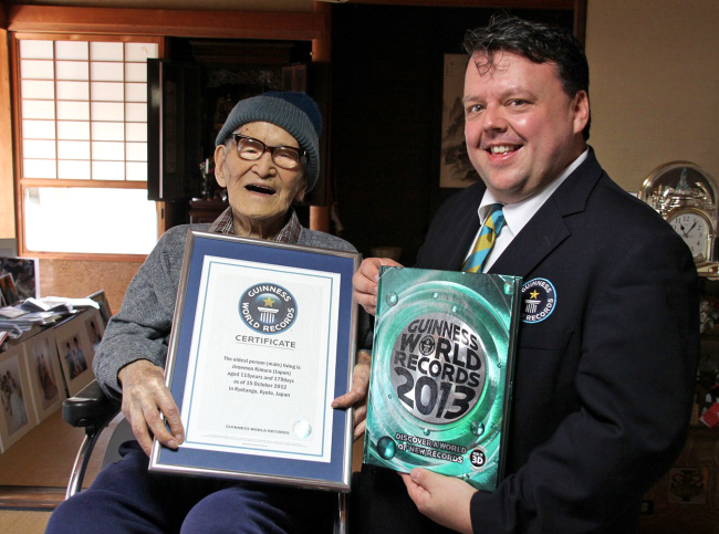 <YONHAP PHOTO-1629> In this photo taken Oct. 15, 2012 and released by Kyotango City, Jiroemon Kimura, left, poses with Guinness World Records Editor-in-Chief Craig Glenday after Kimura was presented with the certificate of the world's oldest living man at his home in the city, Kyoto Prefecture, Japan. Kyotango mayor hailed Kimura for becoming the world's oldest person Tuesday, Dec. 18, 2012. At 115 years old, Kimura inherited the title from an American woman who died Monday. (AP Photo/Kyotango City) EDITORIAL USE ONLY/2012-12-18 17:38:21/ <저작권자 ⓒ 1980-2012 ㈜연합뉴스. 무단 전재 재배포 금지.>
Jiroemon Kimura (left) poses with Guinness World Records editor-in-chief Craig Glenday after being presented with the certificate of the world’s oldest living man at his home in Kyotango City in Kyoto Prefecture, Japan, on Oct. 15.   AP-Yonhap News