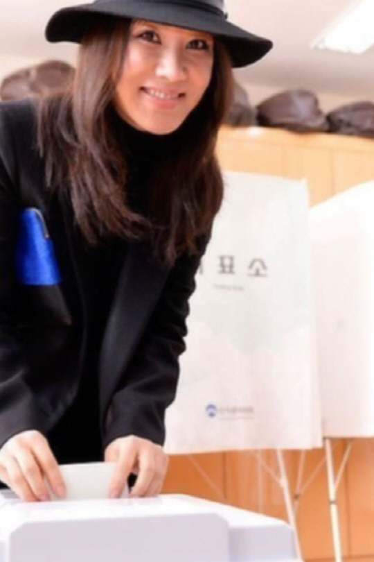 S. Korean singer Eom Jung-hwa poses in front of a polling station in Seoul. (Twitter)