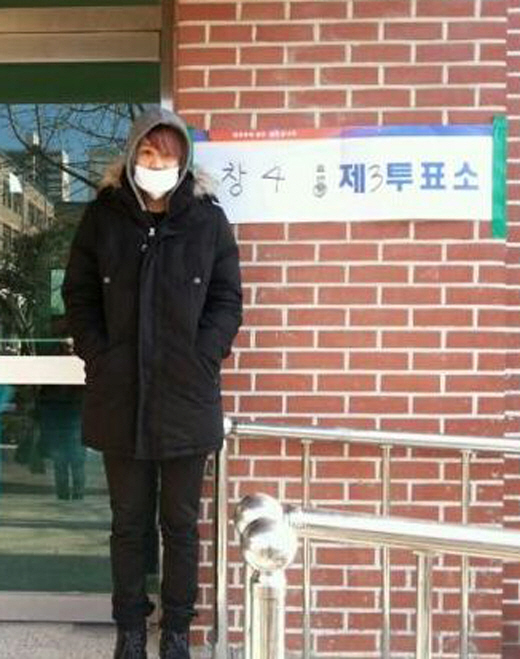 Singer Yang Yo-seop, a member of Korean idol group "Beast," poses in front of a polling station in Seoul. (Twitter)