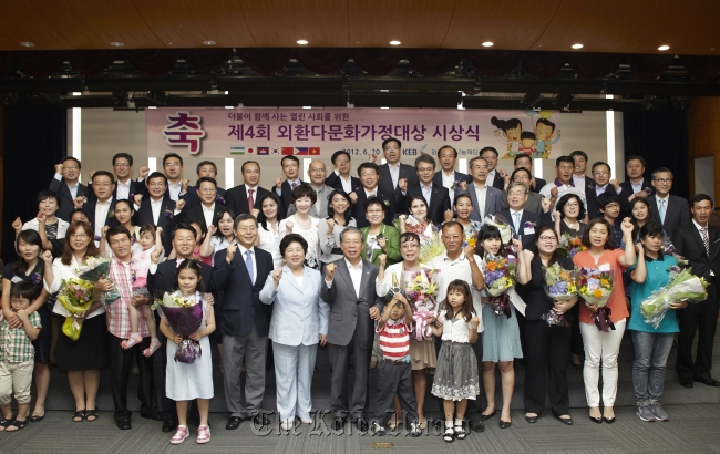 Korea Exchange Bank CEO Yun Yong-ro (center, front row) along with winners and their families pose at an awards ceremony for multiethnic families, hosted by the KEB Foundation in June 2012.     Hana Financial Group
Korea Exchange Bank CEO Yun Yong-ro (center, front row) along with winners and their families pose at an awards ceremony for multiethnic families, hosted by the KEB Foundation in June 2012.     Hana Financial Group