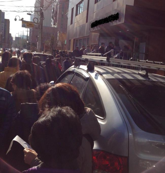 Voters enter a polling station in Seoul on Wednesday. (Yonhap News)
