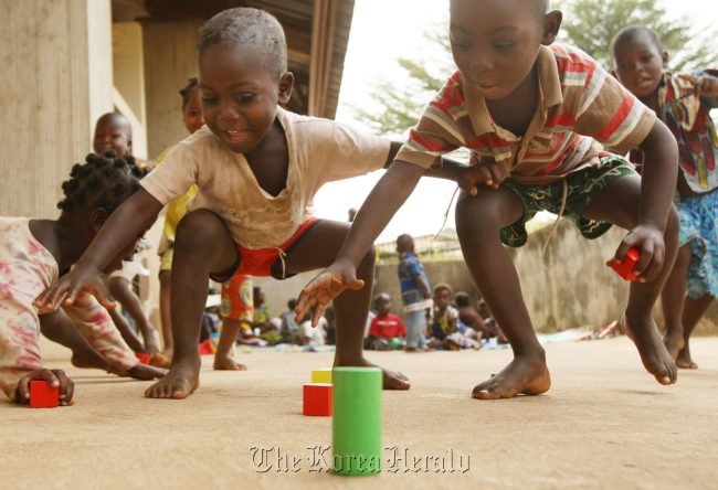 Children in the Ivory Coast play with wood blocks given by the Korean Committee of UNICEF in 2012.
The Korean Committee of UNICEF
Children in the Ivory Coast play with wood blocks given by the Korean Committee of UNICEF in 2012.   The Korean Committee of UNICEF