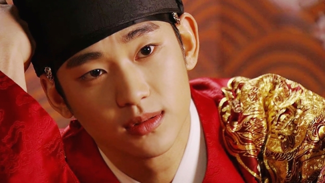 김수현(배우)
올 초 최고 시청률 42.2%를 기록하며 ‘국민 드라마’로 등극한 ‘해를 품은 달’ 속 김수현은 비운의 왕 ‘이훤’으로 분해 여심을 사로잡으며 전국을 ‘해를 품은 달’ 열풍에 빠져들게 했다. 평소에는 카리스마 있고 단호한 표정을 지녔지만, 사랑하는 여인을 잃은 왕의 비극적 슬픔을 뛰어난 감정 연기로 소화해 호평을 받았다.