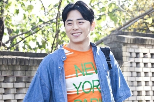조정석(배우)
올해 대선 시즌과 맞물려 그 어느 때보다 ‘왕’ 캐릭터가 사랑을 받은 해였다. 첫사랑을 그리워하면서도 카리스마를 지닌 이훤은 올 상반기 ‘이훤앓이’를 일으키며 전국을 드라마 ‘해를 품은 달’ 열풍 속에 빠져들게 했고, 하반기에는 광해를 다룬 최초의 영화 ‘광해, 왕이 된 남자’가 왕이 될 수도, 되어서도 안되는 천민이 왕이 되어가는 모습을 통해 진정한 리더의 모습과 다양한 재미로 역대 흥행 영화 3위에 올랐다.