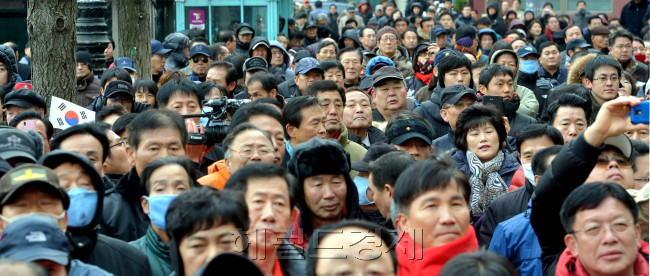박근혜 새누리당 대선후보가 6일 부천시 원미동 부천역 앞에서 시민들에게 지지를 호소하고 있다. 박현구 기자phko@heraldcorp.com 2012.12.06
박근혜 새누리당 대선후보가 6일 부천시 원미동 부천역 앞에서 시민들에게 지지를 호소하고 있다. 박현구 기자phko@heraldcorp.com 2012.12.06