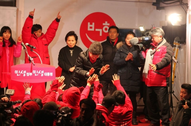 지난 18일 광화문서 박근혜 후보를 지지하는 은지원과 이미자. 사진=박근혜 캠프 페이스북