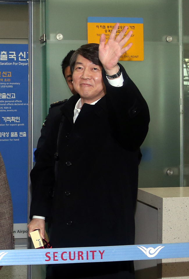 안철수(전대통령후보/기업인/교수)
문재인 민주통합당 대선 후보의 패배로 미국으로 출국한 안철수 전 무소속 후보의 행보에도 관심이 모이고 있다. 선거 과정에서 상당한 국민 지지를 확인한 만큼 향후 그의 행보에 따라 야권 정계 개편 등 회오리가 일 가능성이 열려 있기 때문이다.