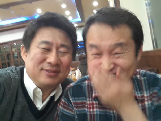 남희석(좌/개그맨/MC)
대선이 끝나자 파격적인 공약을 제시했던 스타들의 이색 공약들이 실천될 수 있을지 관심이 모아지고 있다. 남희석은 20일 오전 자신의 트위터를 통해 “60% 넘으면 집에 못 간다는 공약 때문에 집에 못 가는…. 옆에 아저씨 배일집 아님”이라는 글과 함께 사진 한 장을 게재했다.
