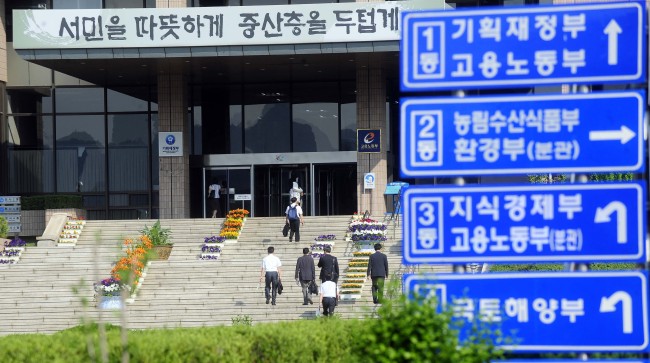 최근 국토부 직원들의 향응·접대 등 일종의 비리로 인해 과천정부청사가 뒤숭숭한 가운데 출근하는 공무원들의 발길이 무거워 보인다. 박해묵 기자/mook@heraldm.com
최근 국토부 직원들의 향응·접대 등 일종의 비리로 인해 과천정부청사가 뒤숭숭한 가운데 출근하는 공무원들의 발길이 무거워 보인다. 박해묵 기자/mook@heraldm.com
박근혜 대통령 당선인의 정부 조직 개편 구상에 대한 이야기로 관가가 술렁이고 있다. 사진은 세종시 이전을 시작한 정부과천청사의 모습.