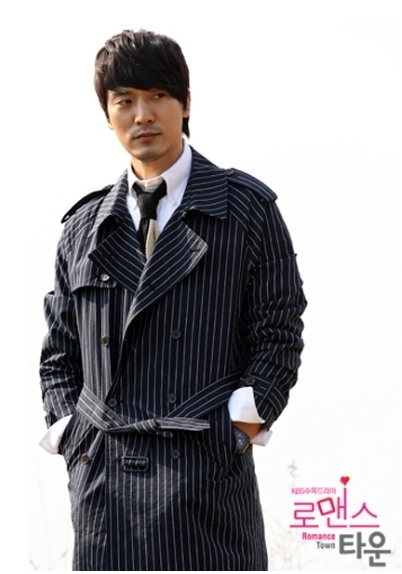 김민준(배우)
배우 김민준이 갑자기 연기를 잠정 중단하겠다고 선언해 그 배경에 관심이 쏠리고 있다. 김민준은 20일 오전 자신의 트위터에 “몇 달 전부터 아니 몇 해 전부터 고민하고 고민한 끝에 하필 우연히도 오늘 결정을 봤네요. 혹시 선거와 연관지어 오해와 오독이 있을까 걱정이네요”라고 우려하며 “하고싶은 말을 올리자면 저 김민준 다시 연기할 이유가 생길때까지 연기자는 ‘폐업’합니다”는 멘션을 올렸다.