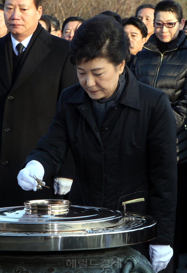 박해묵 기자/mook@heraldcorp.com 121220
박근혜 당선인이 20일 서울 동작동 국립현충원을 찾아 이승만, 박정희, 김대중 전 대통령의 묘역을 차례로 참배하며 ‘국민 대통합’ 첫 행보를 시작했다. 박 당선인은 참배에 앞서 “새로운 변화와 개혁의 새 시대를 열겠습니다”라는 방명록을 남겨 국민 대통합에 대한 강한 의지를 피력했다. 박해묵 기자/mook@heraldcorp.com