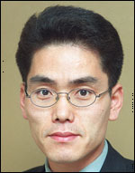 김대우(언론인)
로이터, AP 등 주요 외신들은 20일 새벽 박근혜 새누리당 대선후보의 당선 소식을 전하면서 ‘독재자의 딸’이 한국의 첫여성 대통령이 됐다고 긴급 타전했다. 블룸버그통신은 암살로 막을 내린 아버지의 독재정권 이후 30년 만에 박 당선인이 세계에서 성별 격차가 가장 확고한 나라 중 하나인 한국을 이끌게 됐다고 보도했다.