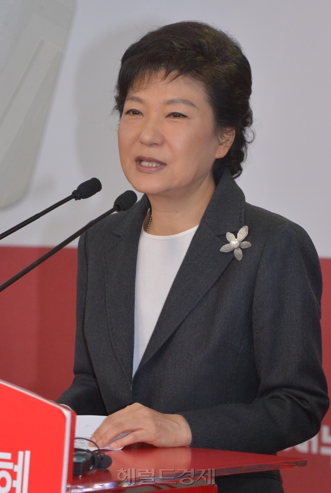 박근혜(대통령당선자/국회의원/새누리당)
박근혜 대통령 당선인이 20일 서울 여의도 새누리당 당사 기자실에서 당선인사 및 대국민 담화를 발표하고 있다.  박현구 기자/phko@