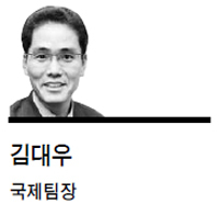 김대우(언론인)
로이터, AP 등 주요 외신들은 20일 새벽 박근혜 새누리당 후보의 당선 소식을 전하면서 ‘독재자의 딸’이 한국의 첫 여성 대통령이 됐다고 긴급 타전했다. 블룸버그통신은 암살로 막을 내린 아버지의 독재정권 이후 30년 만에 박 당선인이 세계에서 성별 격차가 확고한 나라 중 하나인 한국을 이끌게 됐다고 보도했다.
