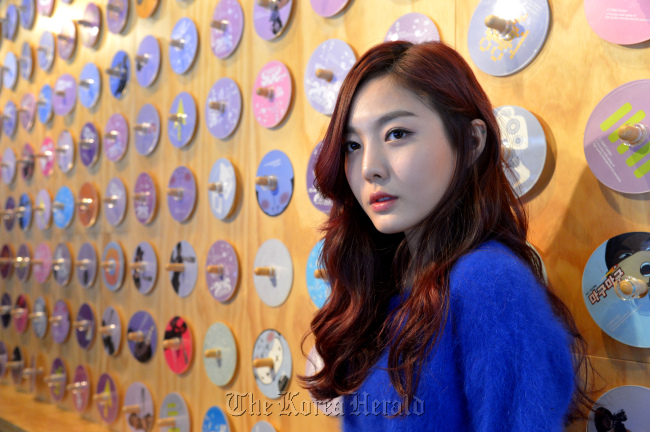 원유리(원아/가수)
Rookie ballad singer Hi.ni poses at the CJ E&M Center in Mapo-gu, Seoul.    Park Hyun-koo/The Korea Herald