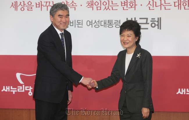 President-elect Park Geun-hye meets Sung Kim, U.S. ambassador to Korea, at the headquarters of the Saenuri Party, Thursday. She also received courtesy calls from China, Japan and Russia envoys.