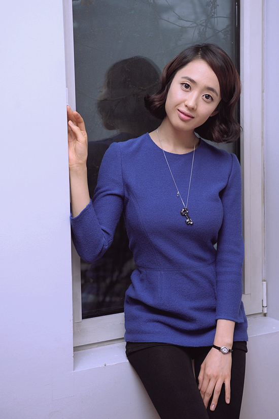 김민정(배우)
배우 김민정이 연기 경력 23년 이래 처음으로 코믹 연기에 도전했다. 영화 ‘가문의 영광5-가문의 귀환’을 통해서다. 이번 영화에서 ‘타짜’ 효정으로 분한 그는 기존의 청순함, 차분한 이미지와는 상반된 개그 본능을 마음껏 발휘한다.