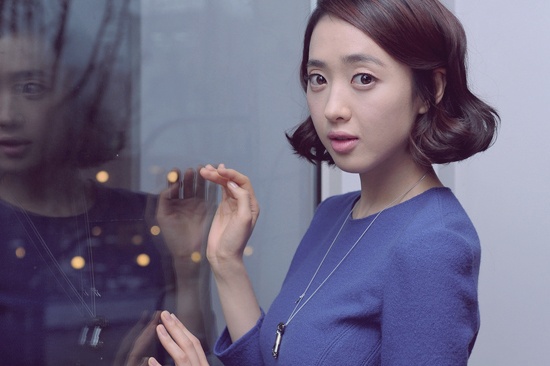 김민정(배우)
배우 김민정이 연기 경력 23년 이래 처음으로 코믹 연기에 도전했다. 영화 ‘가문의 영광5-가문의 귀환’을 통해서다. 이번 영화에서 ‘타짜’ 효정으로 분한 그는 기존의 청순함, 차분한 이미지와는 상반된 개그 본능을 마음껏 발휘한다.