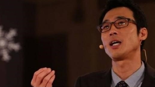 이윤석(개그맨)
개그맨 이윤석이 과거 방송에서 강제하차했던 고백이 누리꾼들의 관심을 끌고 있다.
이윤석은 MBC에브리원 ‘세상에 단 하나 뿐인 강의’ 녹화에서 과거 자신에게 굴욕을 준 PD에게 복수했던 일화를 공개했다.