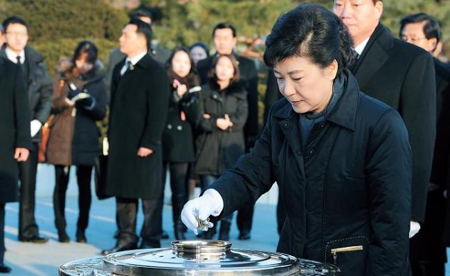 박근혜(대통령당선자/국회의원/새누리당)
President-elect Park Geun-hye burns incense on her visit to the National Cemetery in Seoul on Thursday.
Kim Myung-sub/The Korea Herald