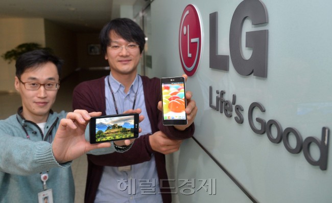 옵티머스G개발팀연구원.<br />이상섭 기자. babtong@heraldcorp.com 2012.12.11
옵티머스G개발팀연구원.
이상섭 기자. babtong@heraldcorp.com 2012.12.11