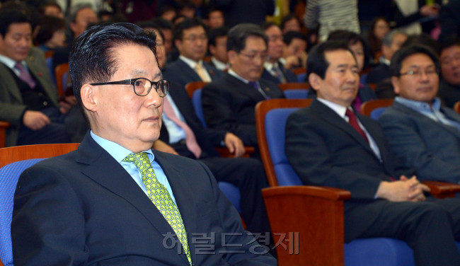 민주통합당 박지원 원내대표가 21일 국회에서 열린 의원총회에서 사퇴를 밝히고 있다. 박현구 기자phko@heraldcorp.com