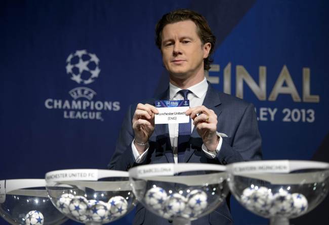 <YONHAP PHOTO-1497> UEFA Champions League final ambassador, British Steve McManaman, shows the name of Manchester United he drew during the draw for the last 16 of the UEFA Champions League on December 20, 2012 at the UEFA headquarters in Nyon. Ties between Barcelona and AC Milan and Manchester United and Real Madrid topped the bill in the draw. AFP PHOTO / FABRICE COFFRINI../2012-12-20 20:39:39/ <저작권자 ⓒ 1980-2012 ㈜연합뉴스. 무단 전재 재배포 금지.>
UEFA Champions League final ambassador, Briton Steve McManaman, shows the name of Manchester United he drew during the draw for the last 16 of the UEFA Champions League at the UEFA headquarters in Nyon, Switzerland, Thursday.   AFP-Yonhap News