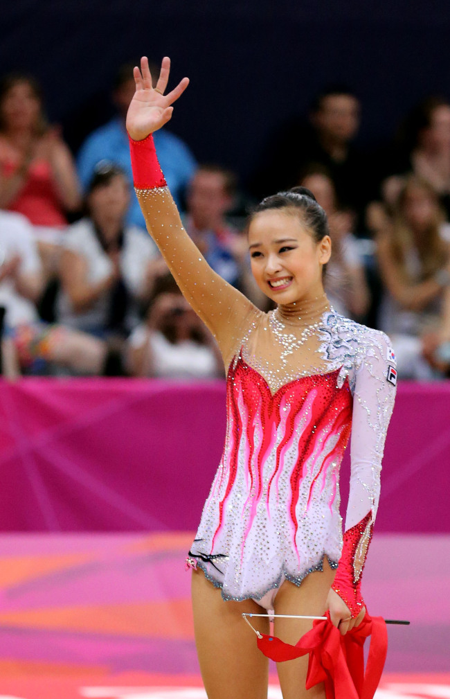 손연재(체조선수)
<YONHAP PHOTO-0439> <스포츠10대뉴스> ⑩ '리듬체조 요정' 손연재 신드롬 (서울=연합뉴스) 2012년 최대 스포츠 이벤트였던 런던올림픽에서 메달리스트가 아닌 선수 중 최고의 스타를 꼽으면 단연 '리듬체조 요정' 손연재(18·세종고)다. 손연재는 올림픽 개인종합 결선에서 4개 종목(후프·볼·곤봉·리본) 합계 110.475점을 기록, 5위에 자리해 국제무대에 자신의 이름을 당당히 알렸다. 사진은 지난 8월 10일 오전(현지시각) 런던 웸블리 아레나에서 열린 2012런던올림픽 리듬체조 예선 경기 손연재가 리본연기를 마친 뒤 관중들에게 손을 흔드는 모습. 2012.12.17 << 연합뉴스 DB >> photo@yna.co.kr/2012-12-17 09:43:16/ <저작권자 ⓒ 1980-2012 ㈜연합뉴스. 무단 전재 재배포 금지.>
Son Yeon-jae   Yonhap News