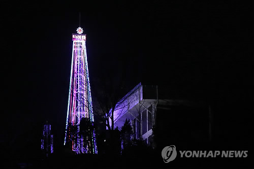 A Christmas tree on top of the Aegibong hill near the western sector of the inter-Korean border was lit up. (Yonhap News)