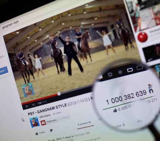 A magnifying glass shows the number of times that viewers have watched rapper Psy’s music video “Gangnam Style” on YouTube on Friday.   AFP-Yonhap News