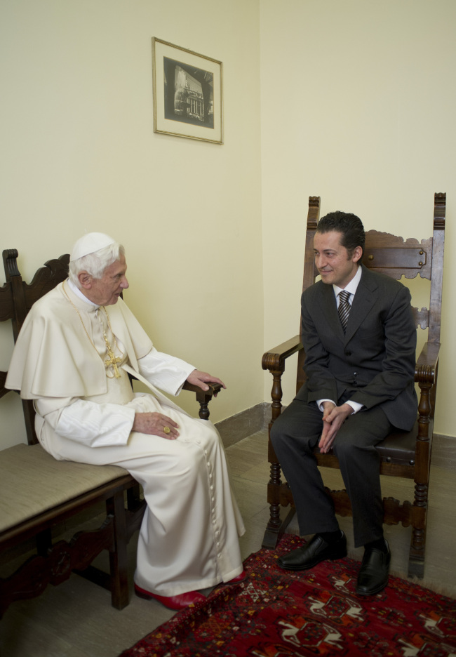 In this photo released by the Vatican newspaper L’Osservatore Romano, former pope’s butler Paolo Gabriele (right) is received by Pope Benedict XVI at the Vatican, Saturday.   AP-Yonhap News