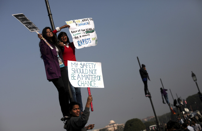 Indian women hold placards as they shout slogans from a flag post near the Presidential Palace during a protest in New Delhi on Saturday.
AP-Yonhap News