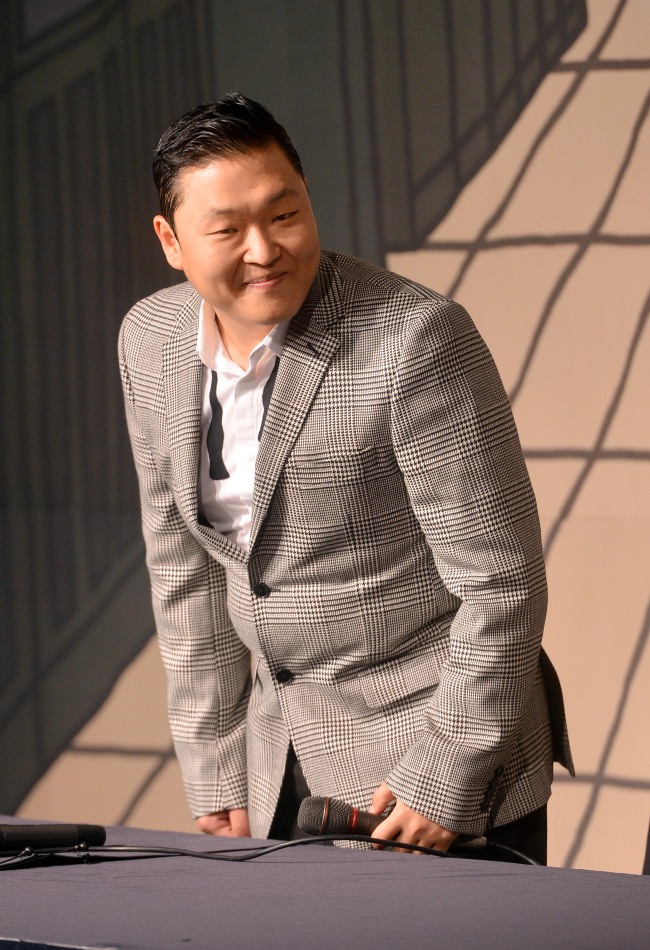 노래 강남스타일로 전세계적으로 말춤의 열풍을 일으킨 가수 싸이가 25일 오후 서울라마다호텔 신의 정원에서 기자회견을 하고 있다.<br />이상섭 기자. babtong@heraldcorp.com 2012.09.25
노래 강남스타일로 전세계적으로 말춤의 열풍을 일으킨 가수 싸이가 25일 오후 서울라마다호텔 신의 정원에서 기자회견을 하고 있다.
이상섭 기자. babtong@heraldcorp.com 2012.09.25
노래 강남스타일로 전세계적으로 말춤의 열풍을 일으킨 가수 싸이가 25일 오후 서울라마다호텔 신의 정원에서 기자회견을 하고 있다.
이상섭 기자. babtong@heraldcorp.com 2012.09.25
노래 강남스타일로 전세계적으로 말춤의 열풍을 일으킨 가수 싸이가 25일 오후 서울라마다호텔 신의 정원에서 기자회견을 하고 있다.
이상섭 기자. babtong@heraldcorp.com 2012.09.25