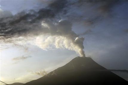 Tungurahua volcano emits an ash-filled plume as seen from Huambalo,
Ecuador, Monday. AP-Yonhap News