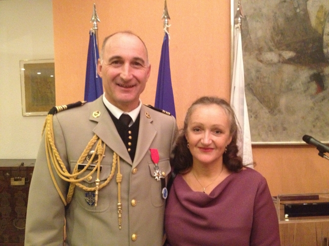 Col. Eric Jouin (left), defense attache at the French Embassy in
Korea, and wife Martine, pose for a photo during a reception in
which the colonel was awarded the insignia of “Chevalier” in the
Order of the Legion of Honor at the residence of French
Ambassador-Designate to Korea Jerome Pasquier, Tuesday.
Philip lglauer/The Korea Herald