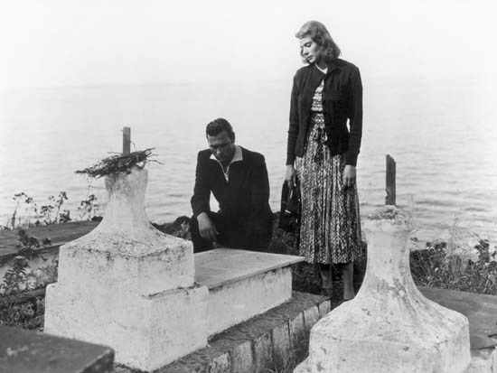 Karin (played by actress Ingmar Bergman) stands over a grave in this still
from director Roberto Rossellini’s neorealist film “Stromboli” which will
screen on Dec. 30 at “Venice in Seoul” film festival, co-organized by the
Italian Culture Institute.