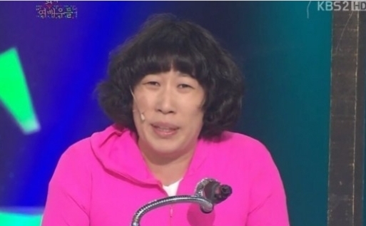 김영희(개그우먼)
김영희가 ‘핑크레이디’ 정체를 폭로한 기자를 고발했다.
김영희는 12월 23일 방송된 KBS 2TV ‘개그콘서트-희극여배우들’에서 ‘핑크레이디’ 정체를 폭로한 언론사 기자를 상대로 불만을 토로했다.
김영희는 “난 아줌마가 아니다. 핑크레이디 2호다. 자기 멋대로 핑크레이디 정체를 공개한 듣도 보도 못한 기자를 고발한다”고 운을 뗐다.