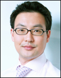 안준성(변호사)
지난달말 한상대 검찰총장이 연이어 터진 비리검사 및 성추문 검사사건등 초유의 ‘검란’사태로 전격사퇴 했다. 당시 대권후보들은 앞다투어 검찰총장 임명절차 개선안이 포함된 ‘검찰개혁안’을 발표했다. 새누리당 박근혜 대통령 당선인은 국회 청문회를 통과한 사람만을 임명하는 공약을 내놓았고 민주통합당 문재인 후보는 외부인사가 과반수로 참여하는 ‘독립적’ 검찰총장후보추천위원회 구성과 검찰총장직 외부개방이라는 공약을 내놓았다. 그러나 이런 공약으로 검찰의 정치적 중립에는 분명 한계가 있다.