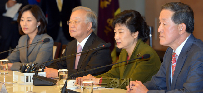 대한상공회의소, 전국경제인연합회, 한국무역협회, 중소기업중앙회, 한국경영자총협회 등 경제5단체는 8일 오후 서울 남대문로 대한상의회관에서 박근혜 새누리당 대선후보와 간담회를 갖고 있다. 박현구 기자phko@heraldcorp.com
대한상공회의소, 전국경제인연합회, 한국무역협회, 중소기업중앙회, 한국경영자총협회 등 경제5단체는 8일 오후 서울 남대문로 대한상의회관에서 박근혜 새누리당 대선후보와 간담회를 갖고 있다. 박현구 기자phko@heraldcorp.com
박근혜 대통령 당선인은 상생의 경제민주화를 공약으로 내세웠다. 공정하고 투명한 시장질서 확립이 핵심이다. 사진은 박 당선인이 대선 후보 당시 경제5단체장과 간담회는 갖는 모습. [헤럴드경제DB]