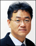 함영훈(언론인)
2012년을 떠나보내는 통과의례, ‘송년회 릴레이’ 절정기이다. 12월 한 달 간, 일주일에 2~3번 송년회를 하다보니 건배사도 바닥이 날 지경인데, 한 주류회사의 조사를 보니 ‘너나 잘 해’가 1위에 올랐다고 한다. ‘너와 나의 잘 나가는 새해를 위해’의 줄임말이다.