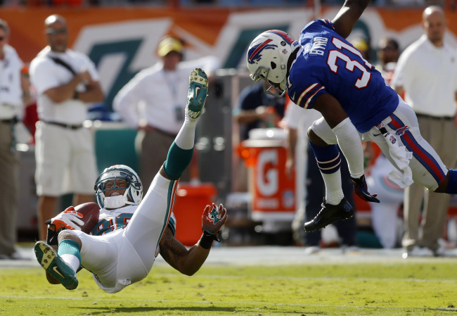Miami Dolphins wide receiver Rishard Matthews is knocked to the ground by Buffalo Bills free safety Jairus Byrd on Sunday.   AP-Yonhap News