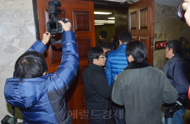 대선패배 후 민주통합당 당무위원회-의원총회 연석회의가 24일 서울 여의도 국회에서 비공개로 열려 기자들의 출입을 통제하고 있다. 박현구 기자phko@heraldcorp.com
대선패배 후 민주통합당 당무위원회-의원총회 연석회의가 24일 서울 여의도 국회에서 비공개로 열려 기자들의 출입을 통제하고 있다. 박현구 기자phko@heraldcorp.com
대선패배 후 내부갈등이 계속되고 있는 민주통합당의 당무위원회-의원총회 연석회의가 24일 서울 여의도 국회에서 비공개로 열려 기자들의 출입을 통제하고 있다. 　박현구 기자/phko@heraldcorp.com