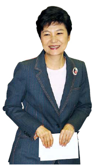 박근혜(대통령당선자/국회의원/새누리당)
‘박근혜 대통령 만들기’에 힘을 쏟아온 핵심 인사들의 백의종군 선언이 잇따르고 있다. 일종의 ‘인사 진공상태’만들기다. 핵심 측근들의 자발적인 2선 후퇴로 박 당선인이 거듭 강조해 온 ‘대탕평’ ‘국민대통합’ 행보에도 점차 힘이 실리는 분위기다.