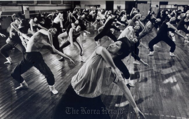 Contemporary dancer and scholar Yook Wan-soon (front) teaches her students at Ewha Womans University in 1980.   Sinae Arts Management